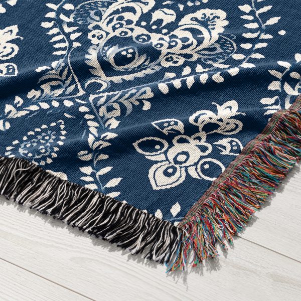 Traditional-Blue-Beige-Woven-Blanket-close-up